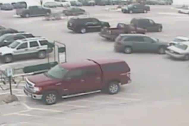 90-летний старик на авто разбил 9 машин на парковке: опубликовано видео