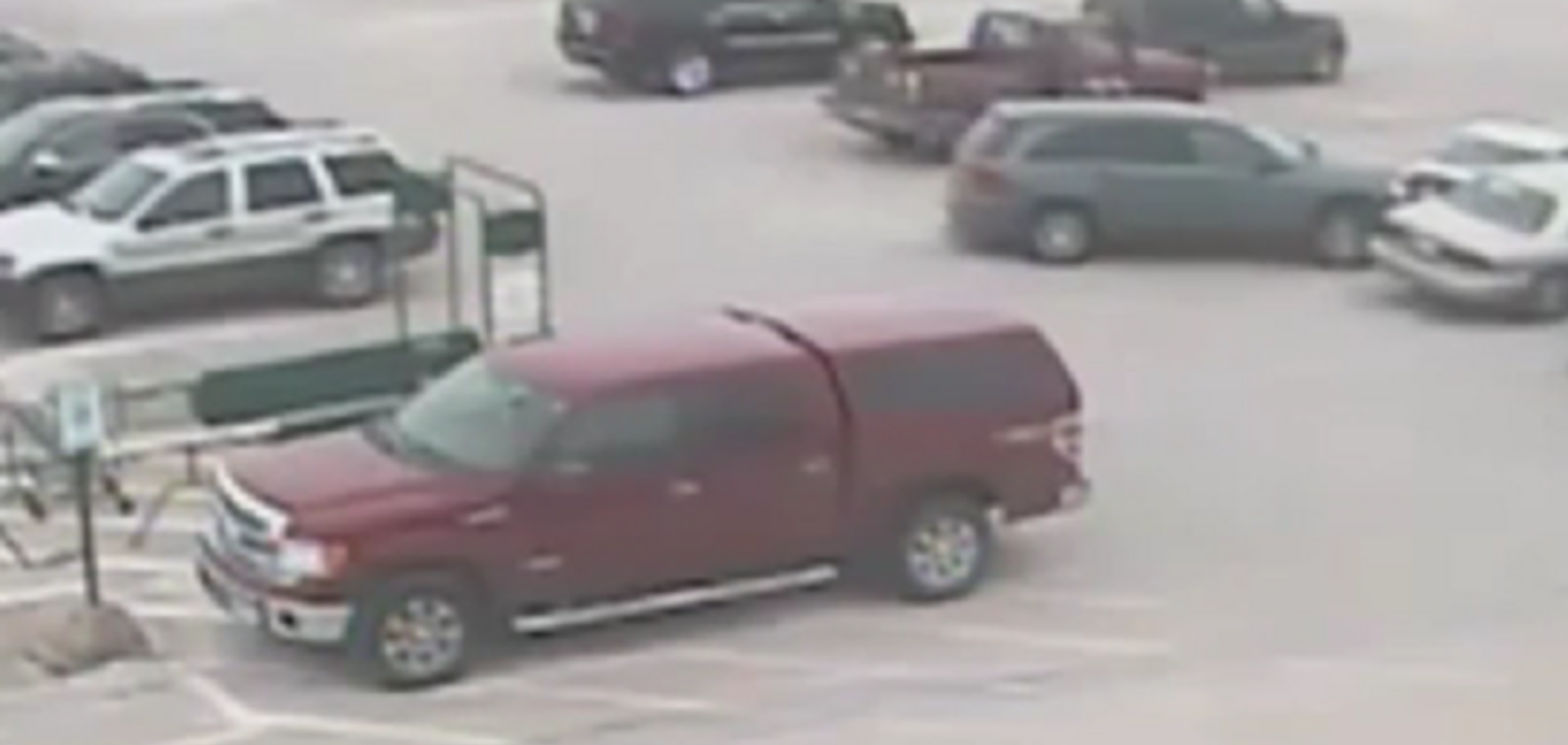 90-летний старик на авто разбил 9 машин на парковке: опубликовано видео