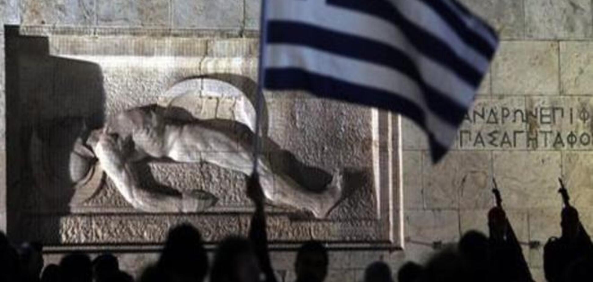 Греки гордятся правительством и спешат спасти свои деньги