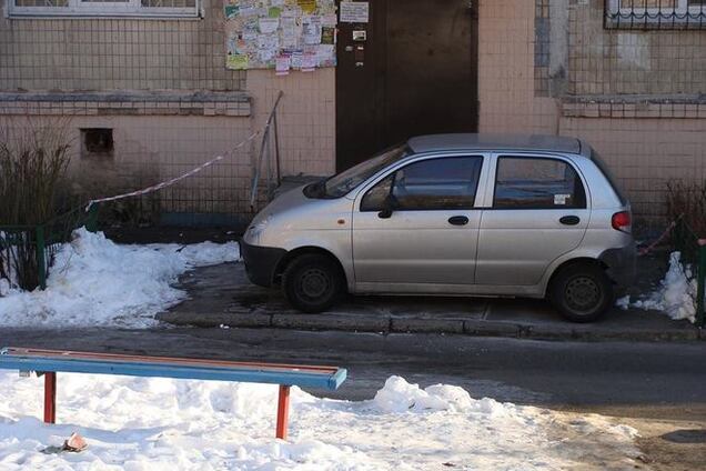 В Киеве возле дверей подъезда засекли припаркованный автомобиль: фотофакт