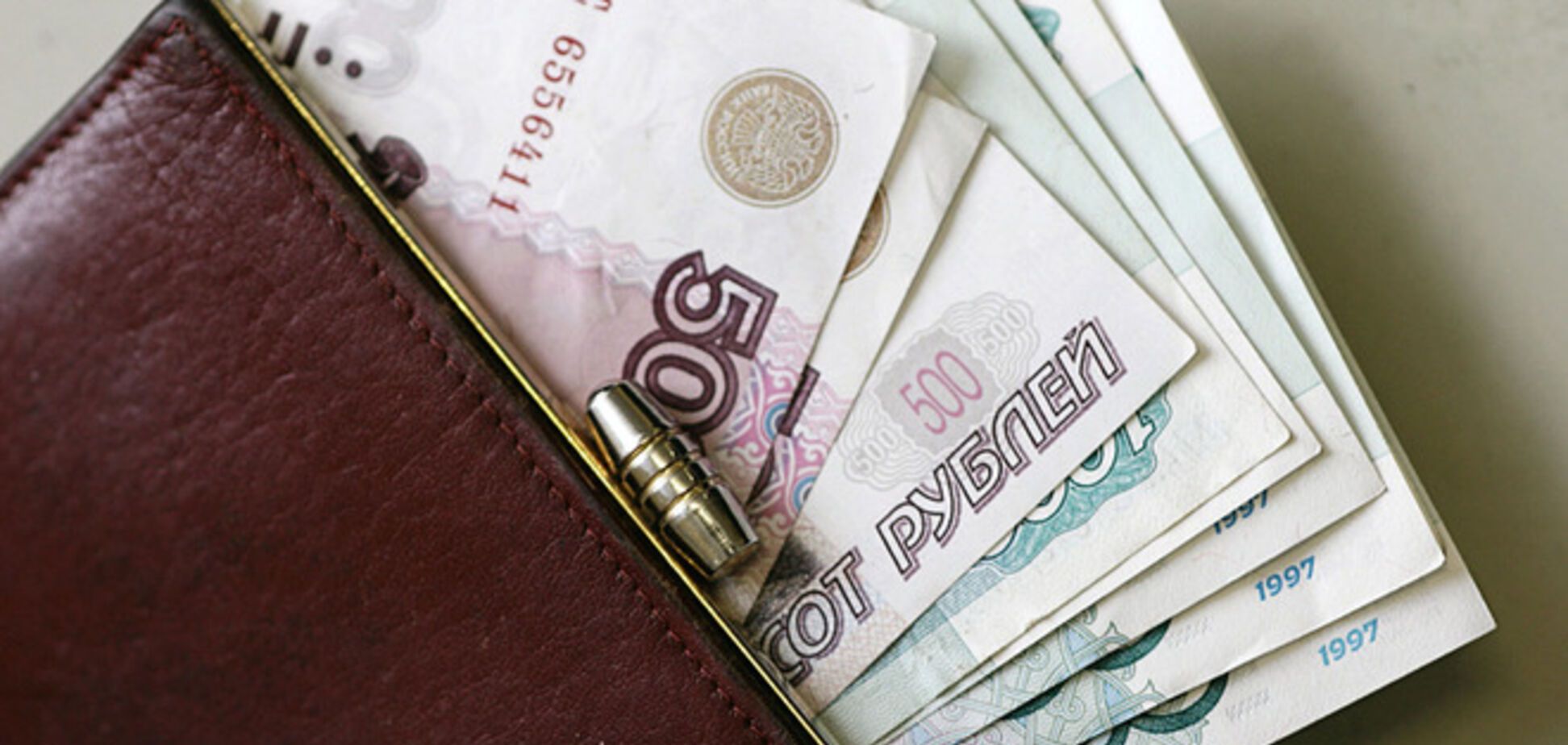 Реальная зарплата россиян за месяц упала почти на треть
