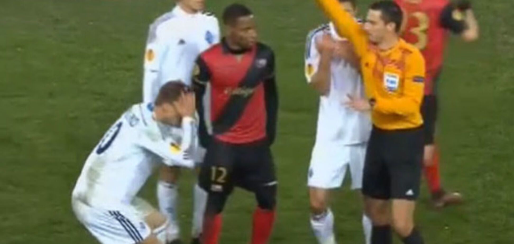 Арбитр учинил расправу над 'Динамо' в матче Лиги Европы: видео беспредела