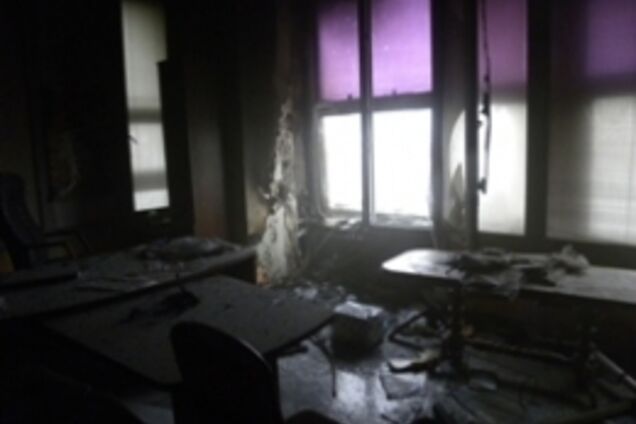 У Києві з палаючої висотки евакуювали 12 осіб: опубліковано відео з місця пожежі