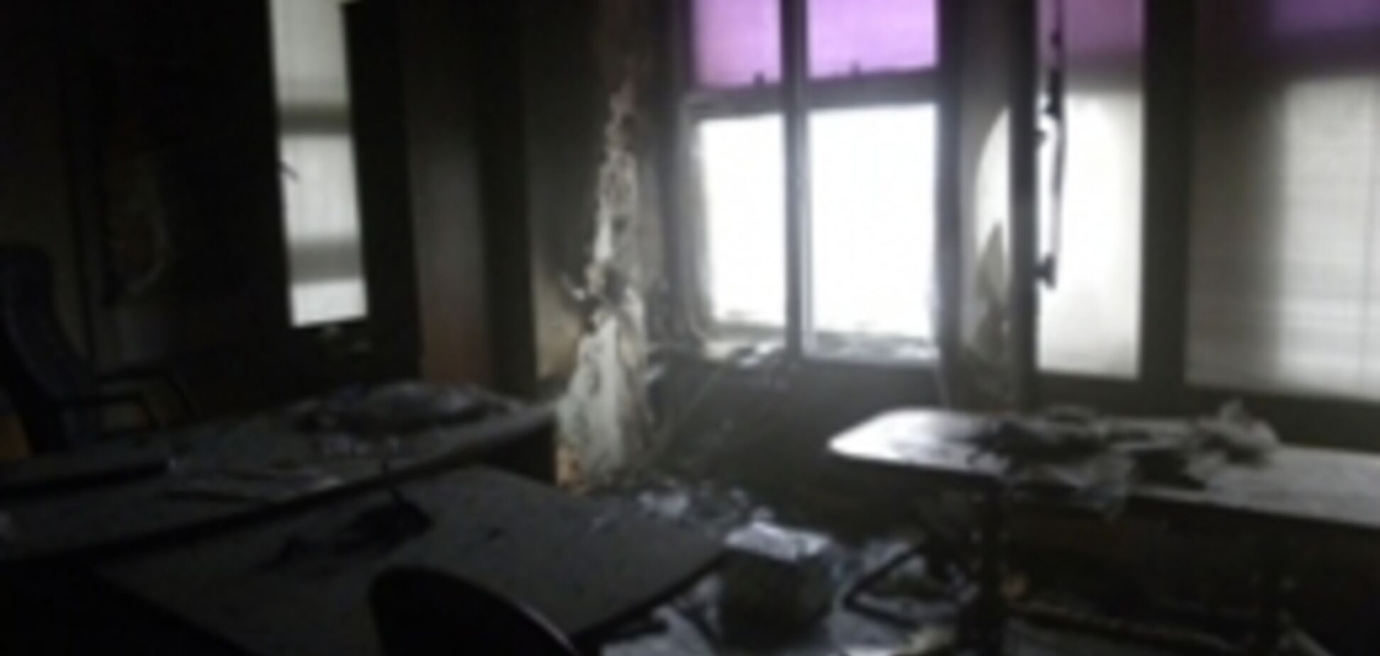 У Києві з палаючої висотки евакуювали 12 осіб: опубліковано відео з місця пожежі