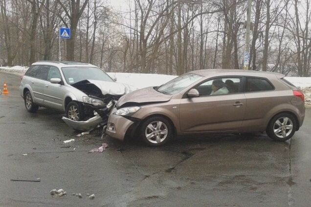 В Киеве женщина-водитель протаранила иномарку: опубликованы фото с места ДТП