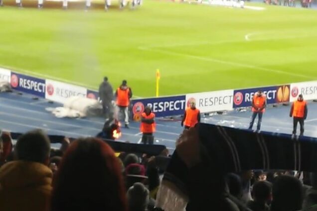 Ультрас 'Днепра' сожгли шарф 'Олимпиакоса' на матче Лиги Европы: эксклюзивное видео