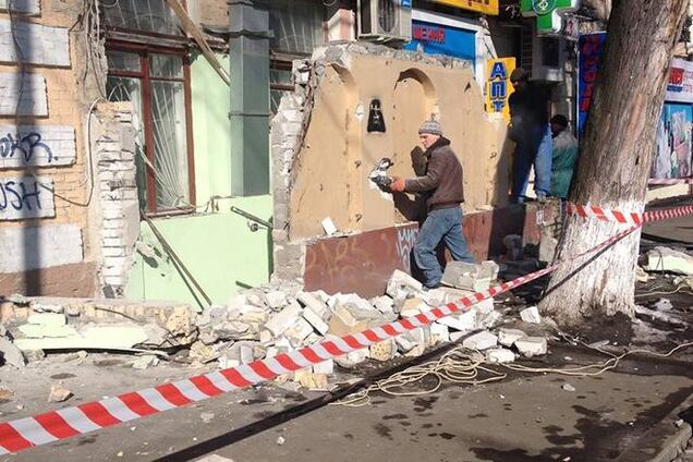 В Киеве на Подоле снесли пристройку к историческому зданию: фотофакт