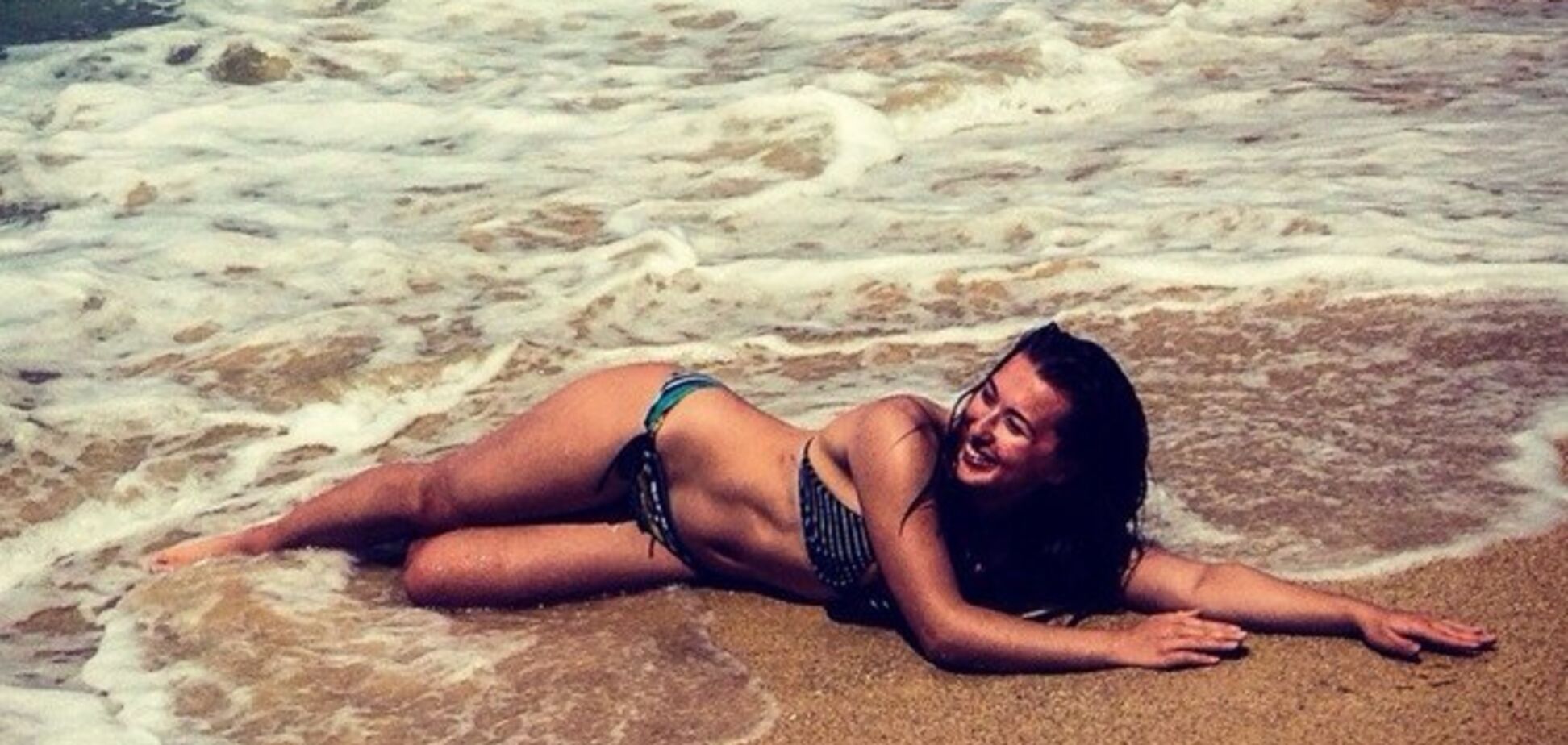 Очаровательная сноубордистка похвасталась пляжным отдыхом: жаркие фото