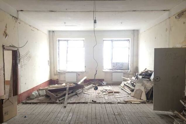 Волонтер показал ужасающие фото казармы для украинских военных: ободранные стены и куча мусора