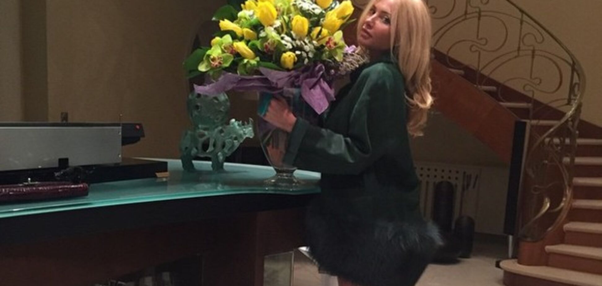 Жена Кернеса похвасталась стройными ногами и маленькими внуками