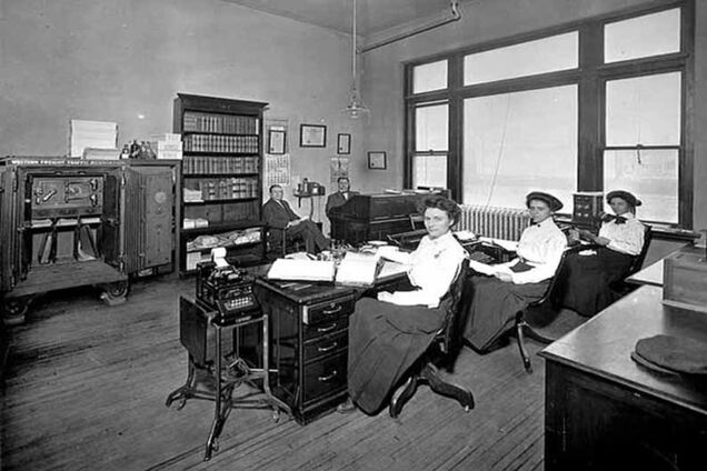 Опубликованы фото, какими были офисы 100 лет назад