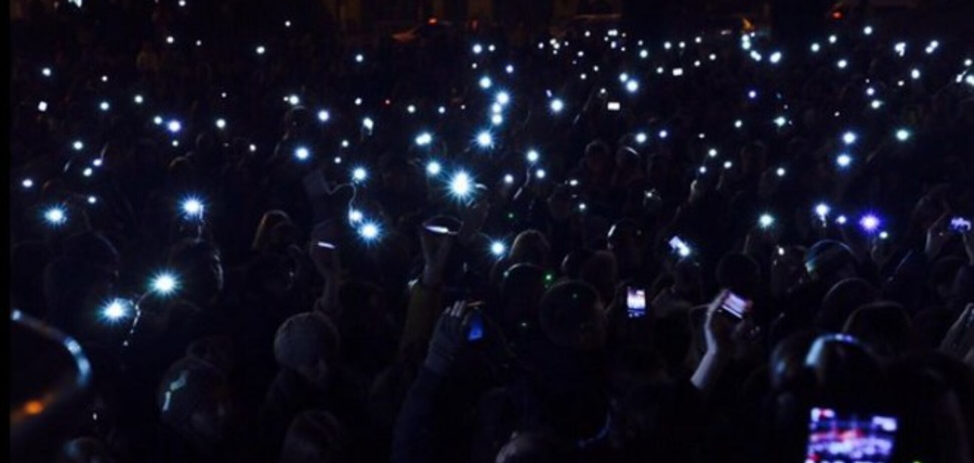 Сотни украинцев в разных городах страны зажгли свечи в память погибшего Кузьмы Скрябина: фото и видеофакт