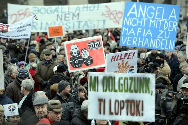 В Венгрии вновь митинговали против пропутинского премьера Орбана. Фото- и видеофакт