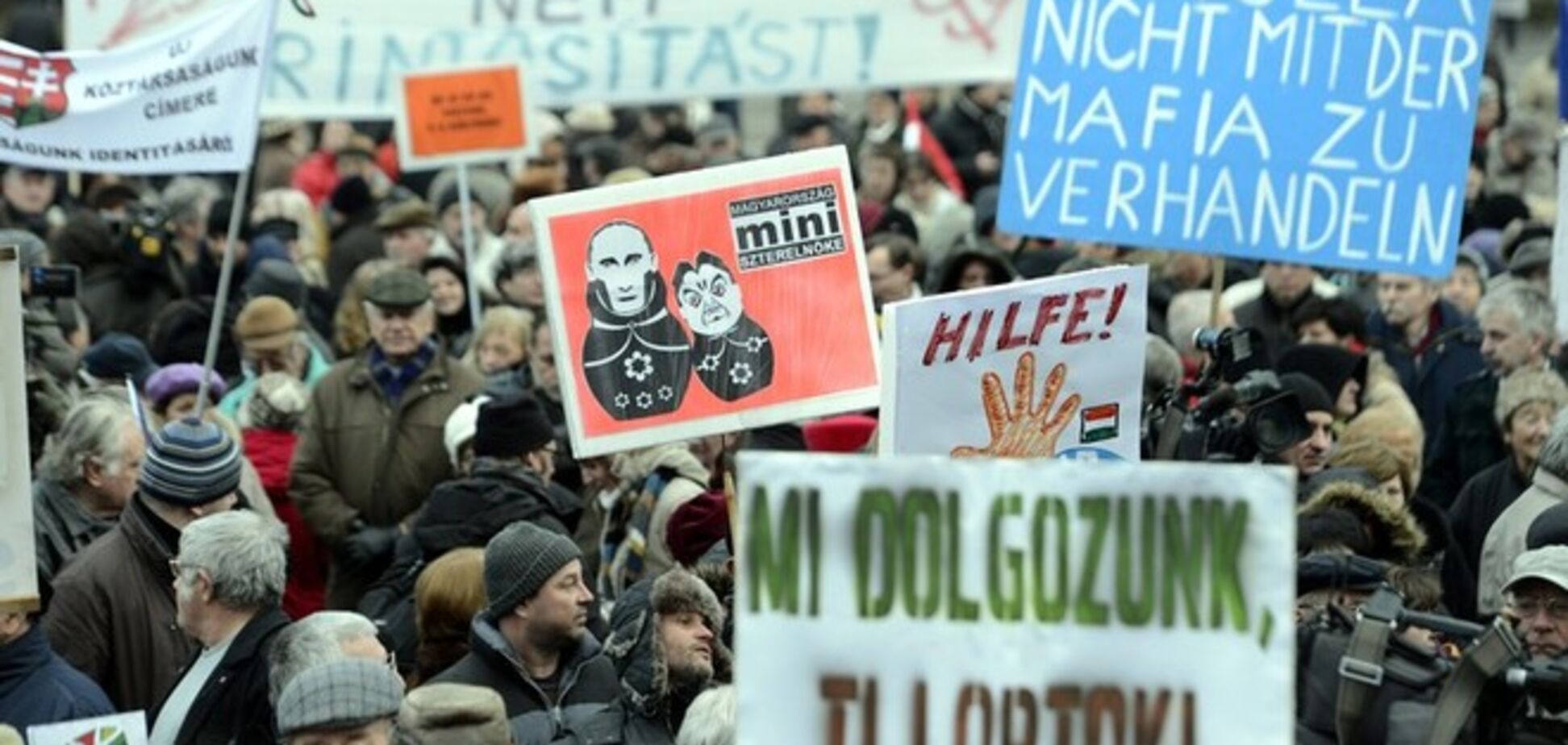 В Венгрии вновь митинговали против пропутинского премьера Орбана. Фото- и видеофакт
