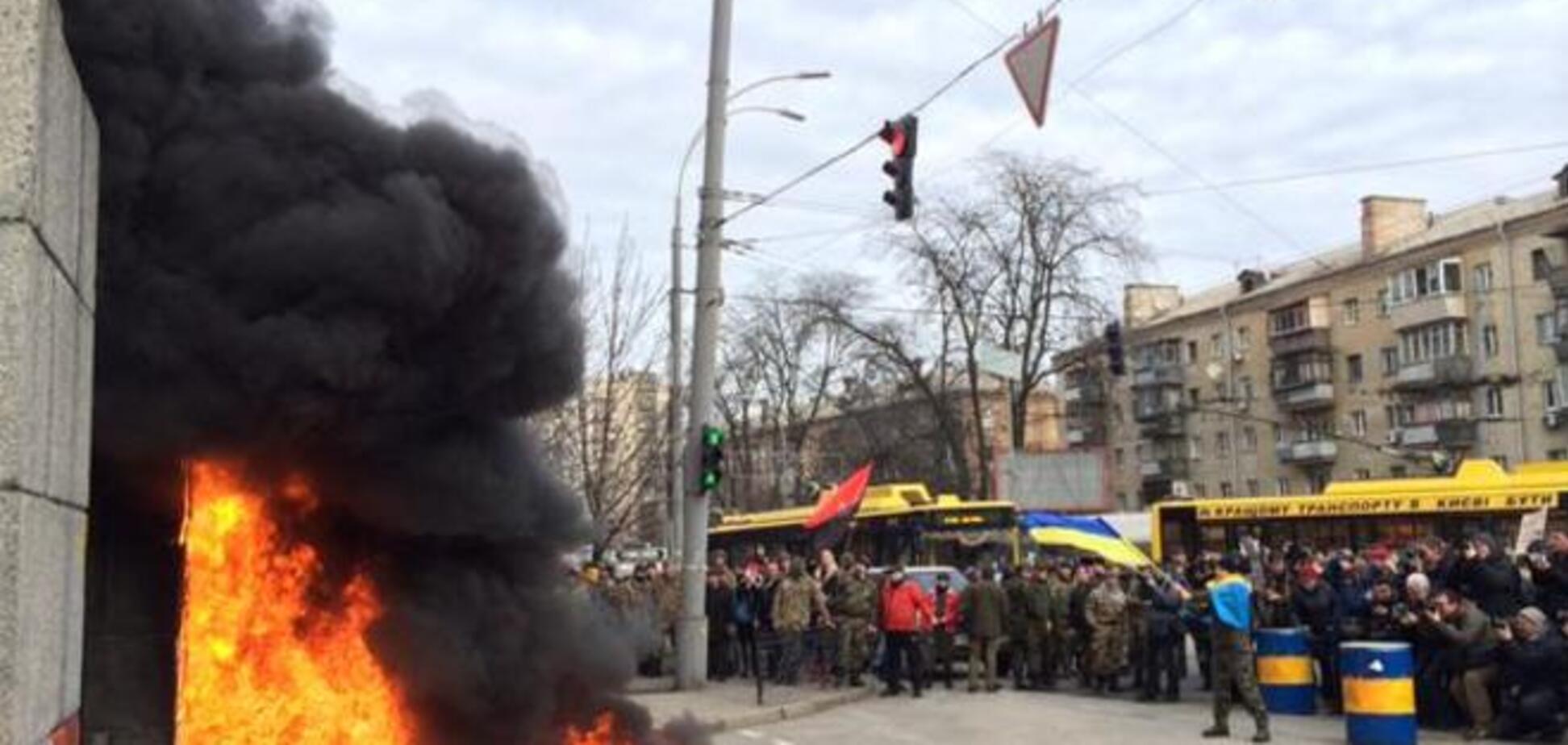 Под Минобороны в Киеве 'айдаровцы' жгли шины: опубликованы фото и видео