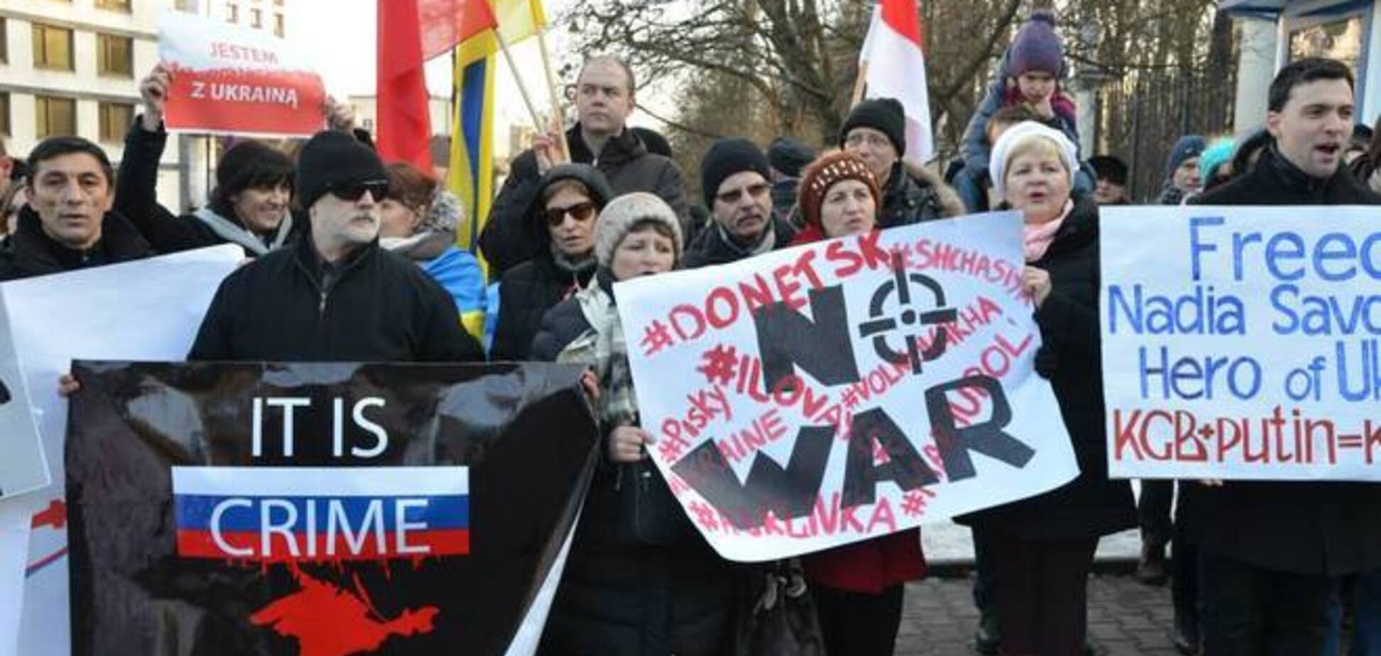'Не стреляй!': перед посольством России в Варшаве требовали прекратить агрессию в Украине