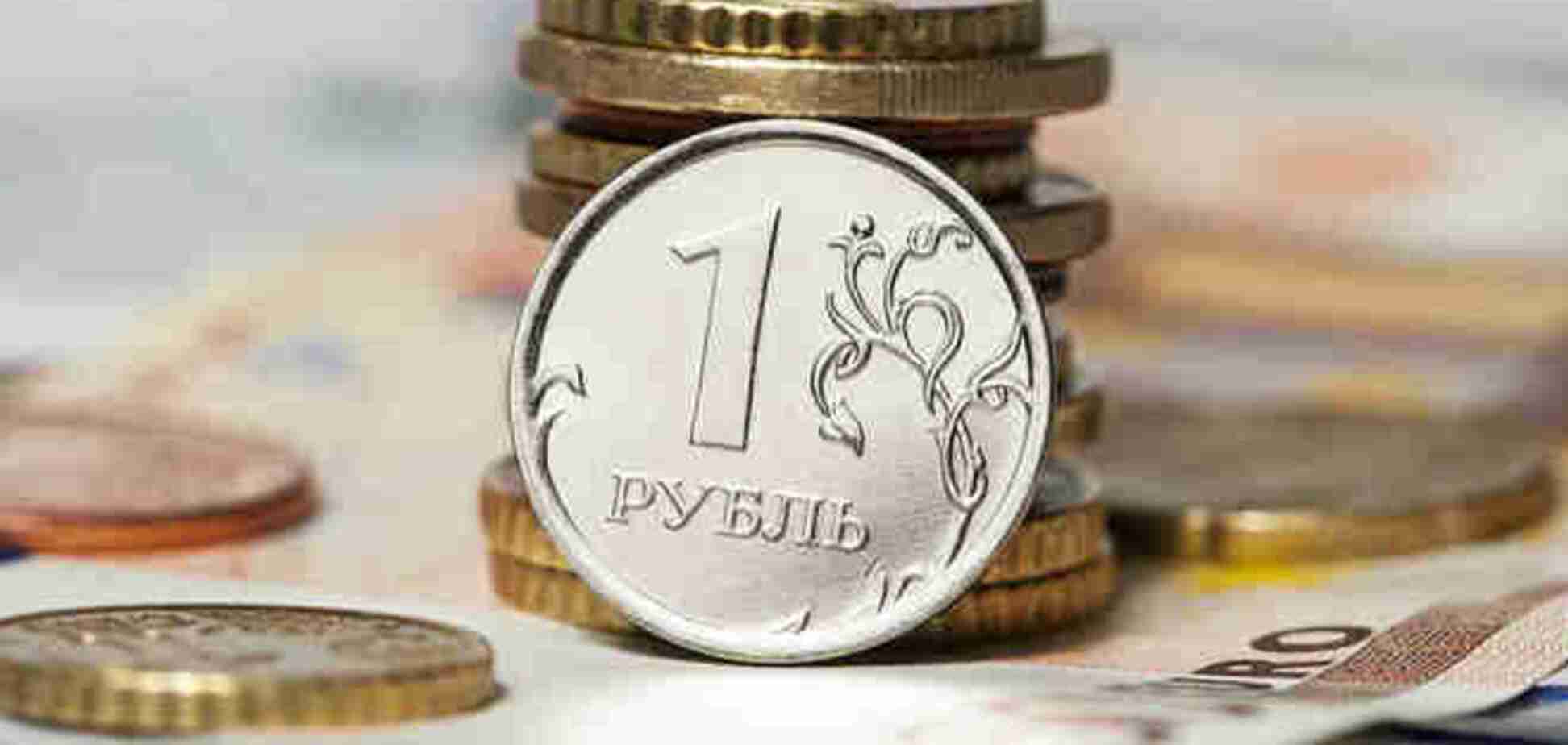 Рубль начал новую неделю с очередного падения 