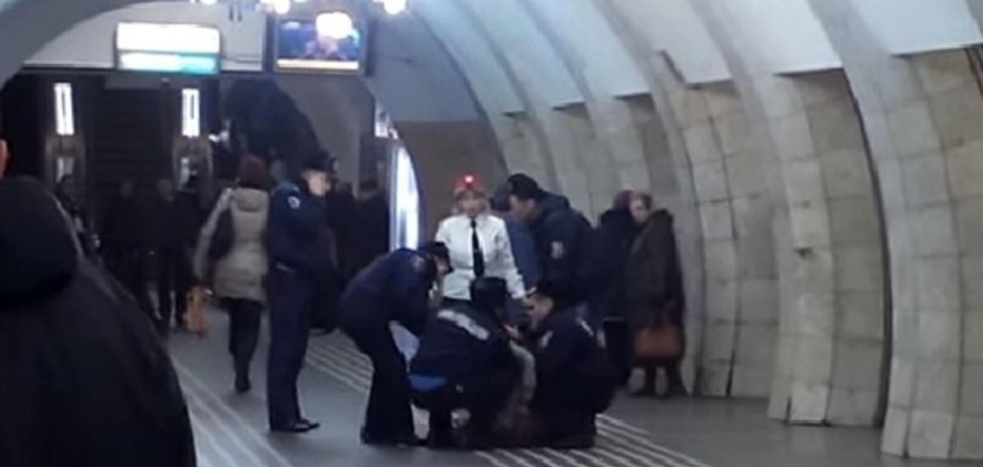 В киевском метро по тоннелю бегал босой психбольной: опубликовано видео