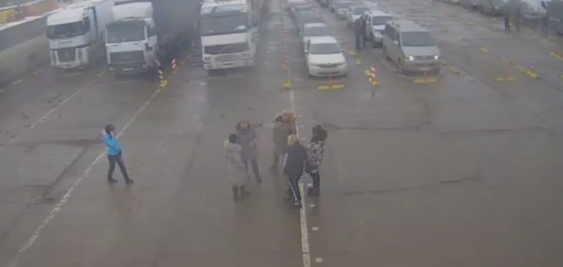 Негода паралізувала Керченську переправу: в черзі понад 600 авто. Фотофакт