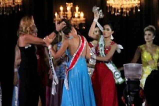 Скандал на конкурсе красоты в Бразилии: вице-мисс сорвала корону с победительницы