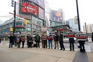 В Канаде пропутинская дюжина устроила пикет под афишей фильма "12 обезьян": фотофакт
