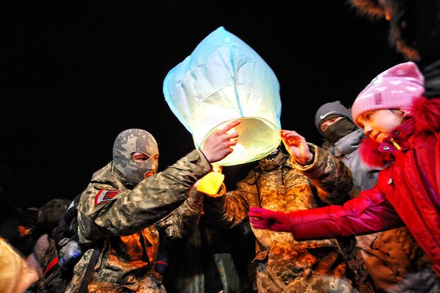 Памятники Героям, огромные тризубы, небесные фонарики: как вспоминали Небесную сотню в городах Украины