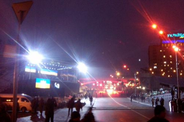 Море цветов и свечей. На Майдане тысячи людей отдают дань памяти Небесной сотне: онлайн-трансляция