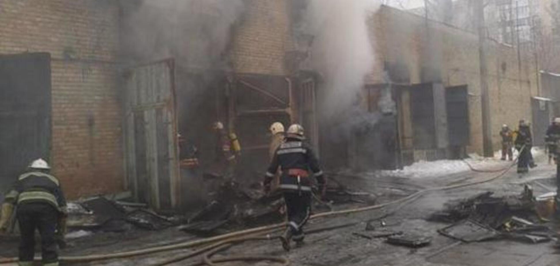 Возле метро 'Лыбидская' в Киеве ликвидировали большой пожар: опубликованы фото