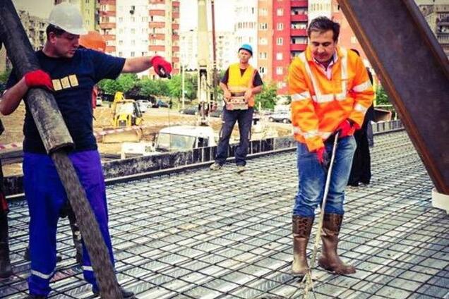 Экс-президент Грузии Саакашвили показал, как подрабатывал на стройке