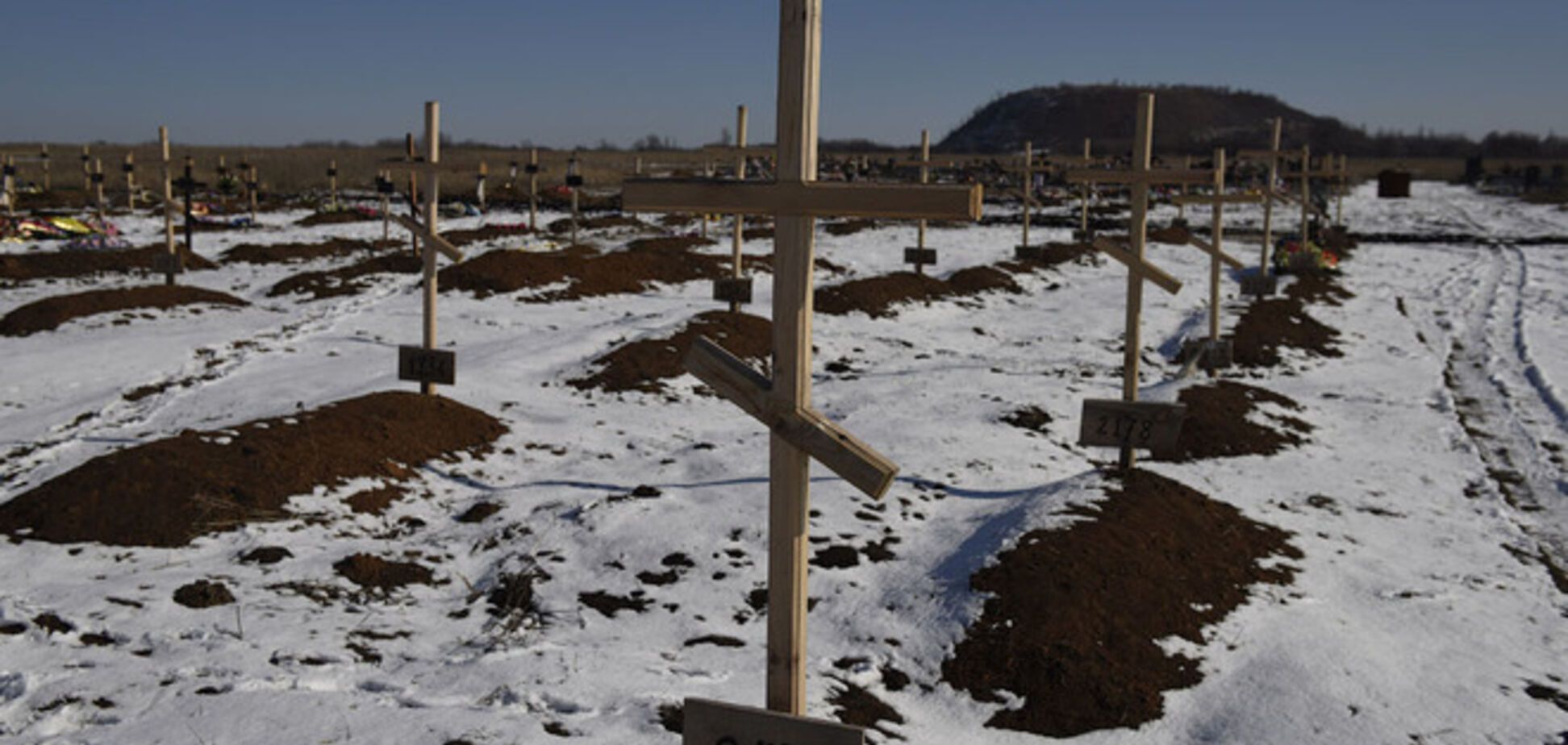 Фоторепортаж окраин Донецка: разрушения, жизнь в подвалах и кладбище боевиков с номерами на крестах