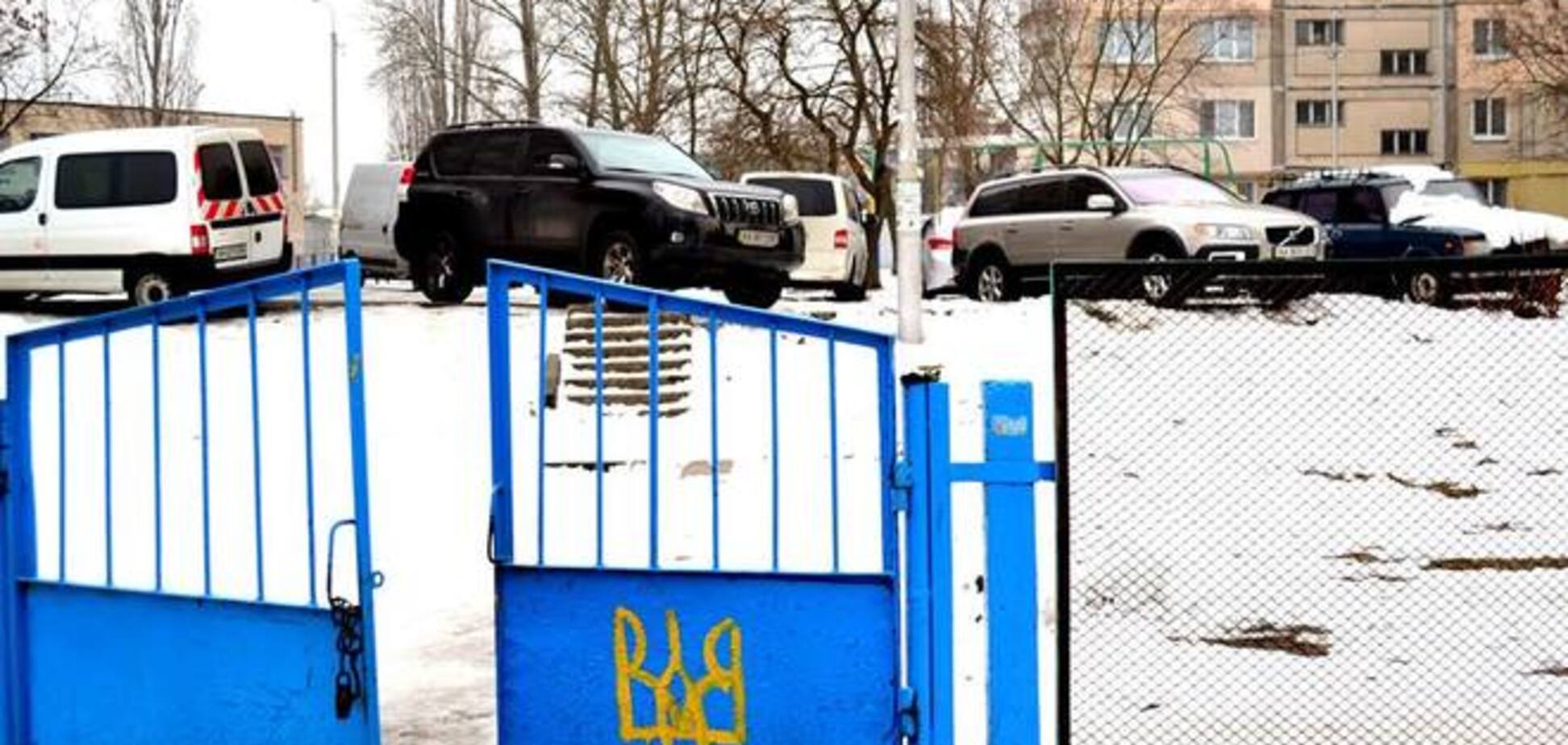 В Киеве джип с номерами ВР постоянно блокирует вход в детсад: фотофакт