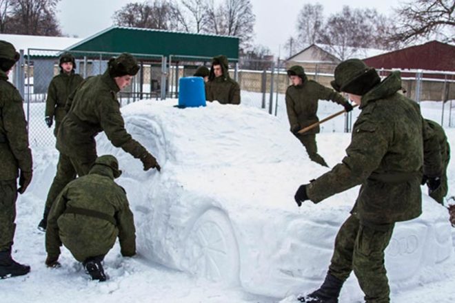 В тюрьмах и армии России лепят военных снеговиков: фото ледяных 'Тополь-М' и Т-34