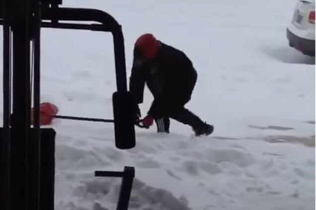 Видео с падающим снегоуборщиком взорвало соцсети