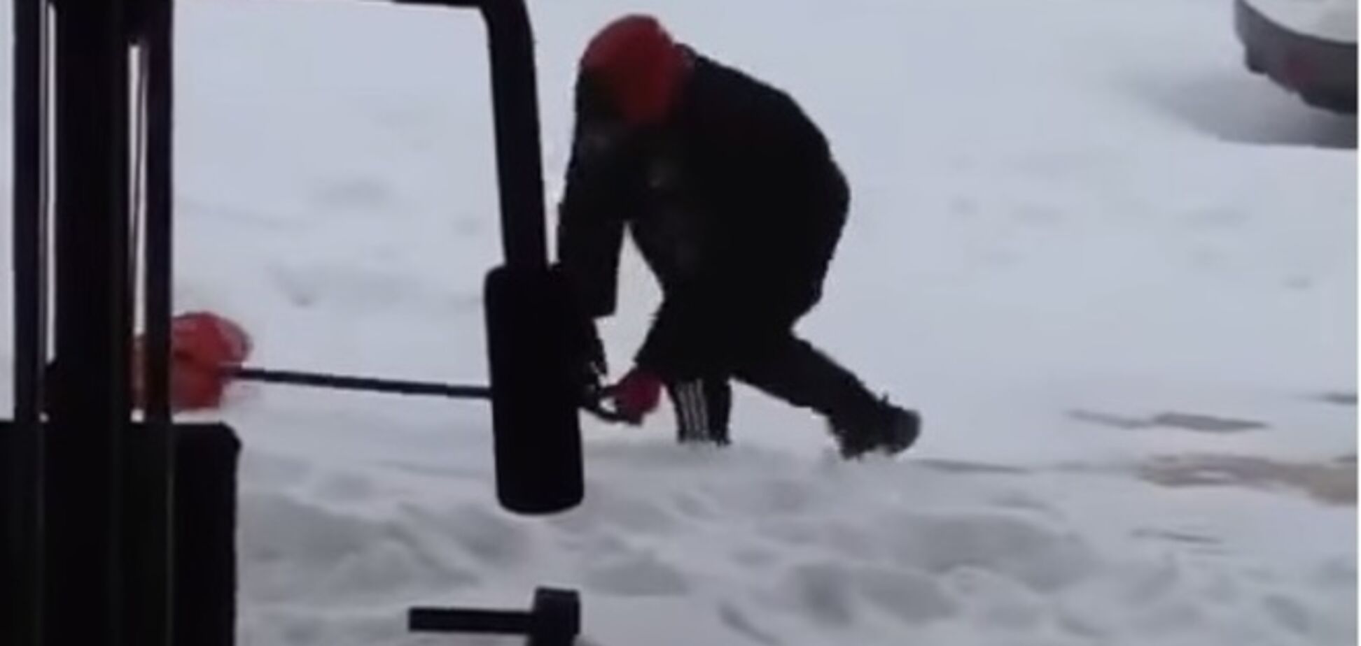 Видео с падающим снегоуборщиком взорвало соцсети