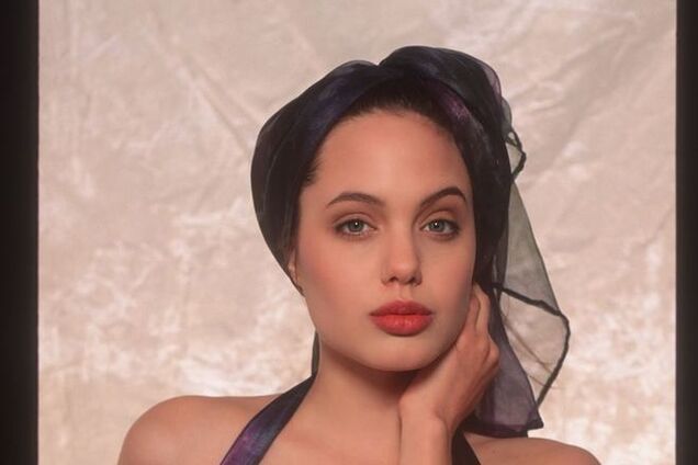 Впервые обнародована откровенная фотосессия 16-летней Анджелины Джоли