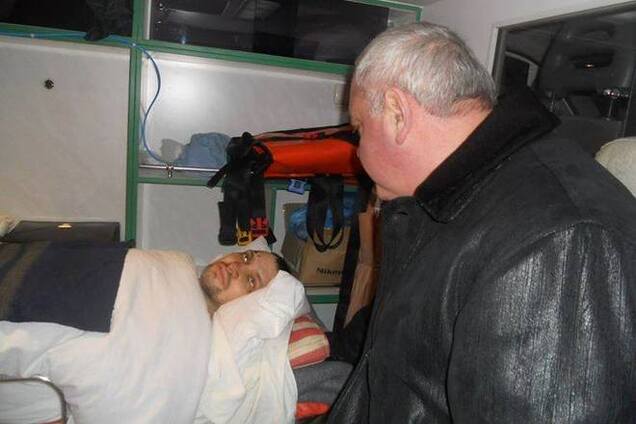 Медики, рискуя жизнью, вывезли из Донецка тяжелораненого бойца АТО: фотофакт