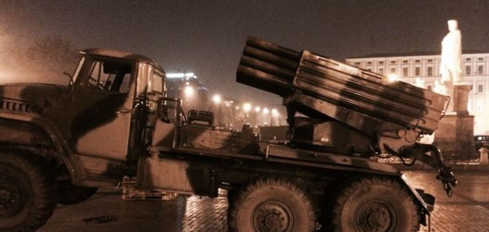 В Киеве на Михайловской площади появилась российская военная техника: фото с места событий