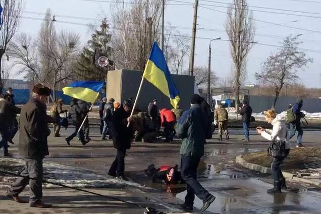 В Харькове фотоаппарат спас журналиста от осколка: фотофакт