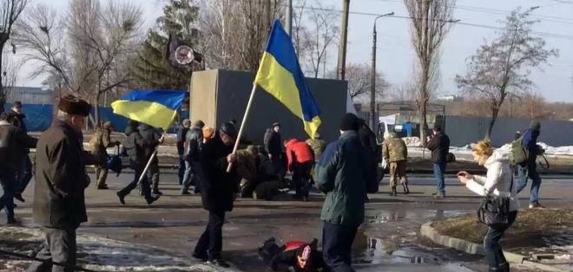 В Харькове фотоаппарат спас журналиста от осколка: фотофакт