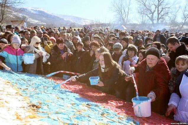 Аннексированная Масленица. В Крыму ели 'блинный триколор' и плясали в кокошниках. Фото