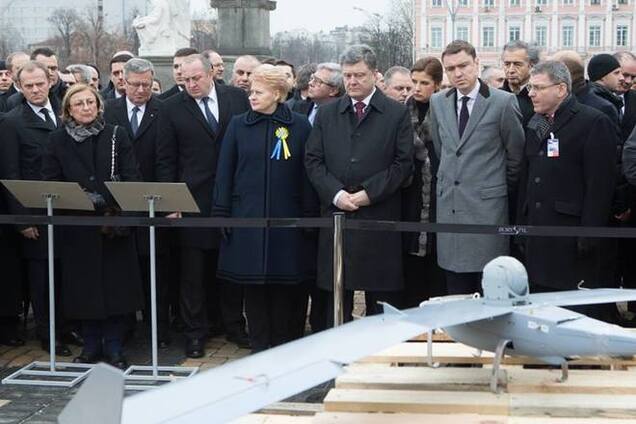 Порошенко показал иностранным гостям доказательства российской агрессии в Украине: фотофакт