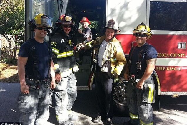 В США мальчика-аутиста, которого проигнорировали одноклассники, поздравили полицейские и пожарные: фотофакт