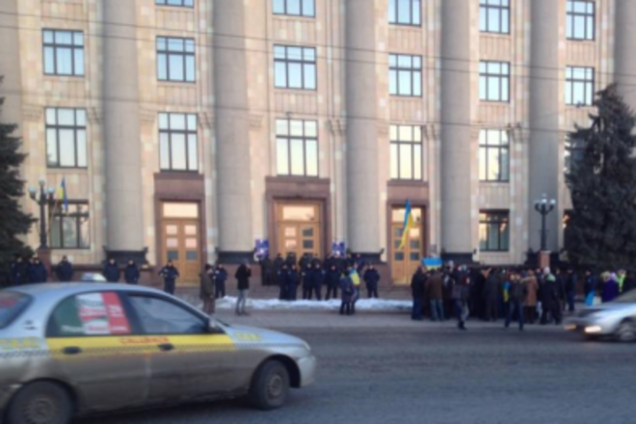 Харьковчане под зданием ОГА требуют от властей немедленной реакции на теракт