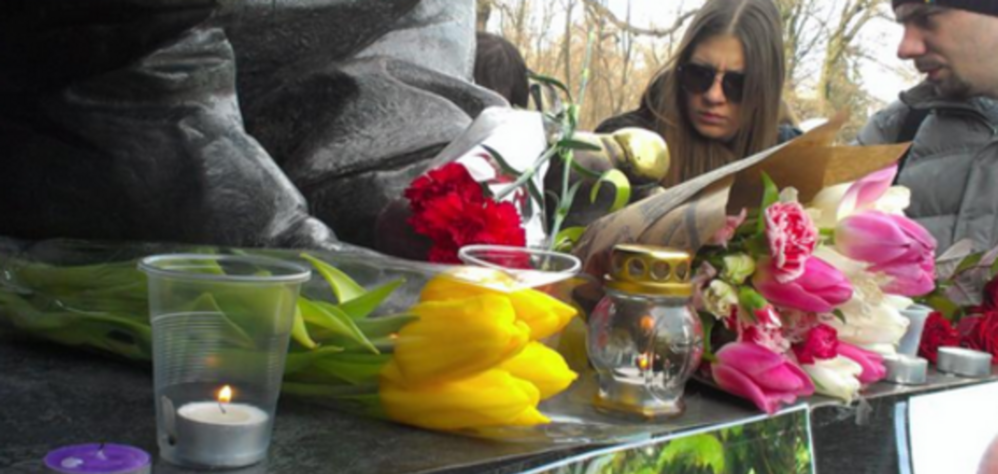 Сотни харьковчан принесли цветы и свечи к месту теракта: опубликованы фото