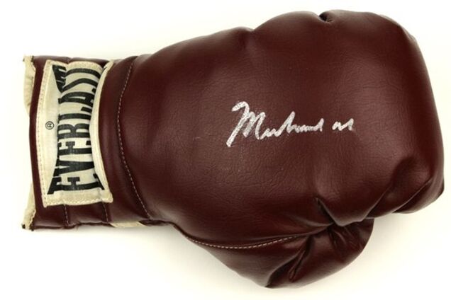 Перчатки легенд бокса продали за астрономическую сумму