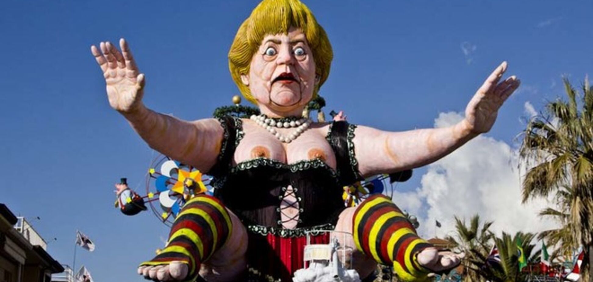 Политическая сатира по-итальянски: карнавал в Виареджо порадовал веселыми куклами мировых лидеров 