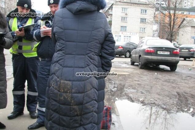 В Киеве разыскивают водителя, который толкнул женщину-пешехода в лужу