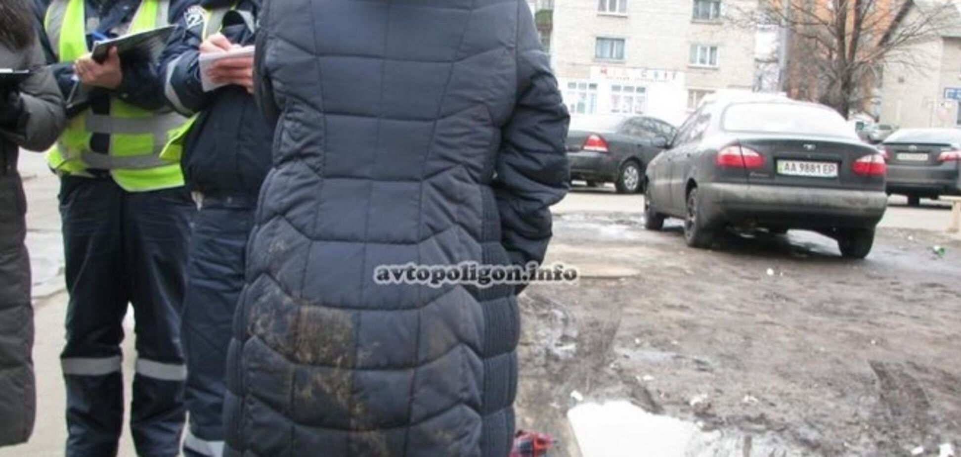 В Киеве разыскивают водителя, который толкнул женщину-пешехода в лужу