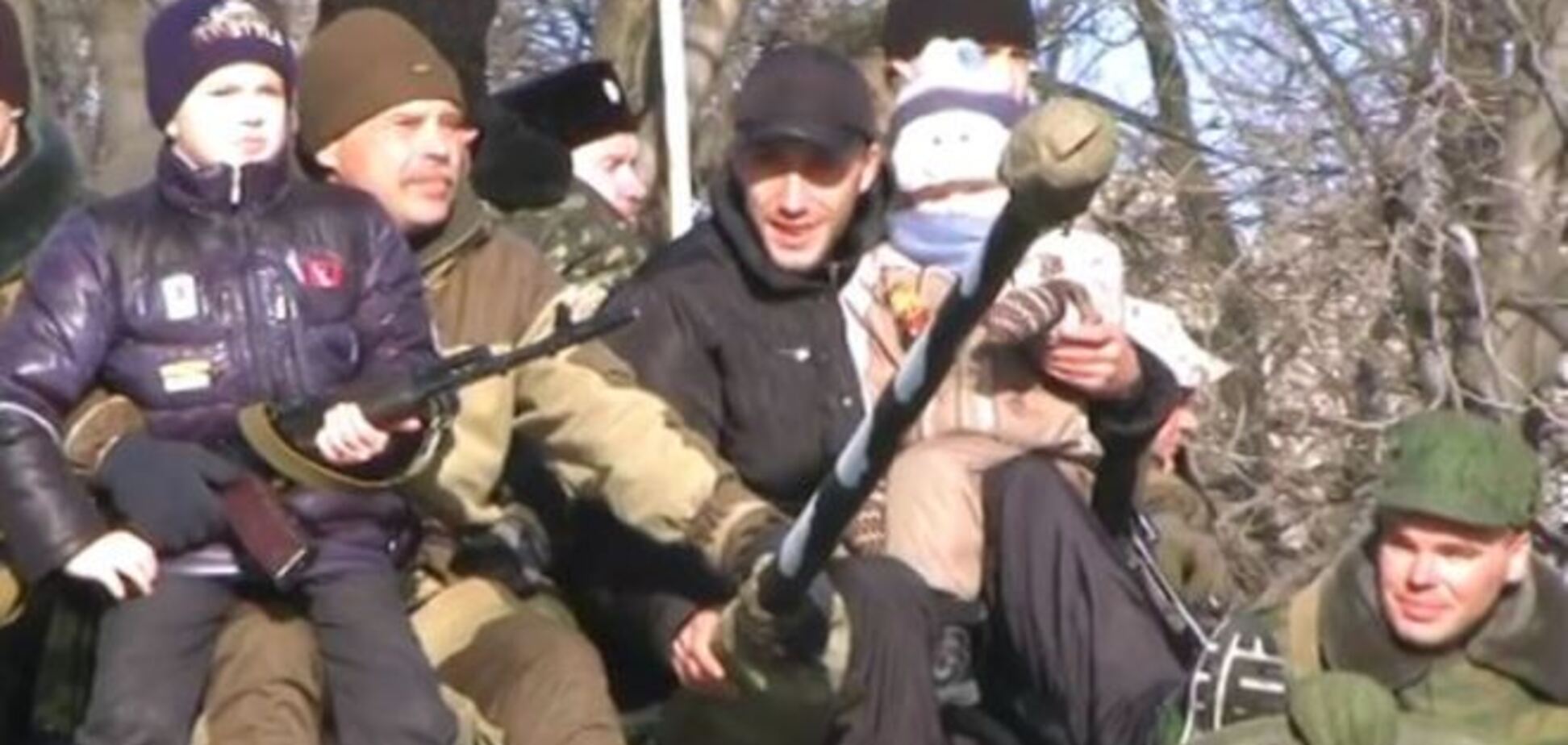 Террористы устроили 'парад зла' в Ровеньках: дети с автоматами, флаги России и КПУ. Опубликовано видео