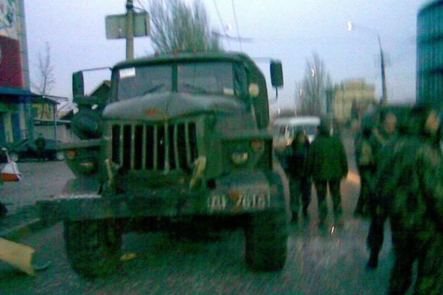 В центре Донецка 'Урал' с пьяными террористами протаранил маршрутку: опубликованы фото